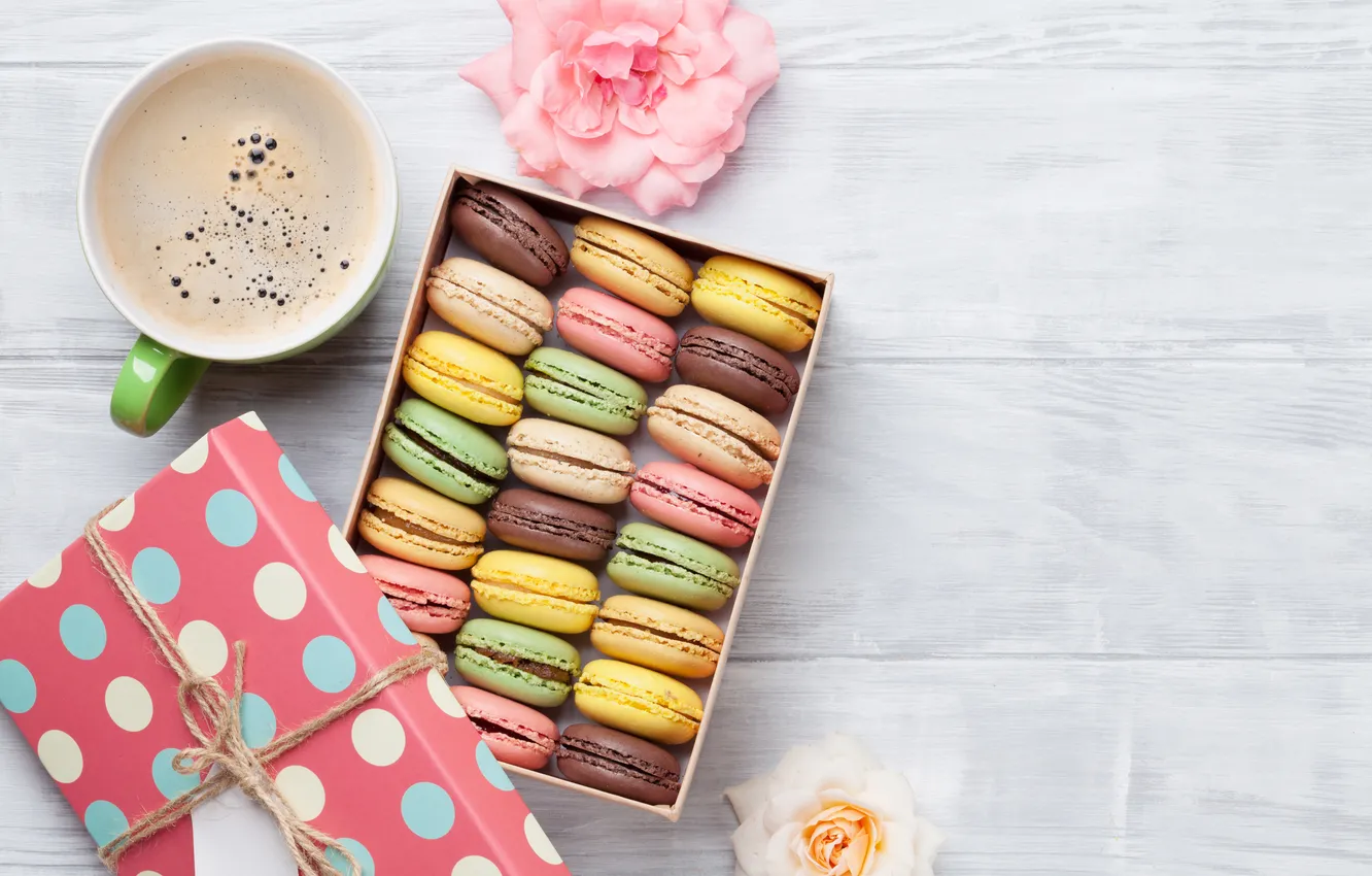 Фото обои цветы, подарок, colorful, wood, pink, flowers, coffee cup, macarons