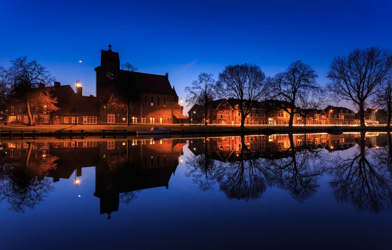 Фото обои деревья, огни, отражение, дома, Амстердам, канал, Нидерланды, сумерки