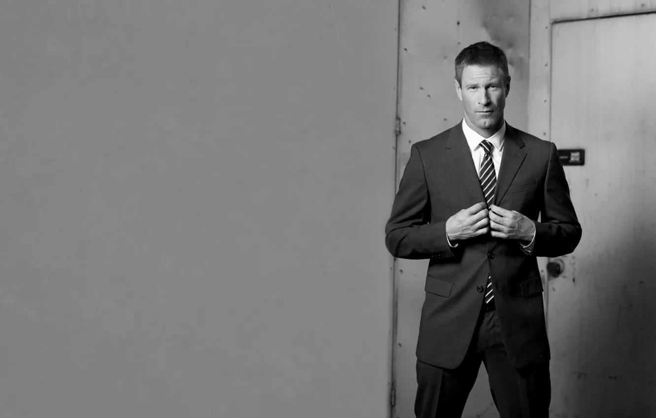 Фото обои взгляд, стена, черно-белый, дверь, Аарон Экхарт, Aaron Eckhart, полосатый галстук