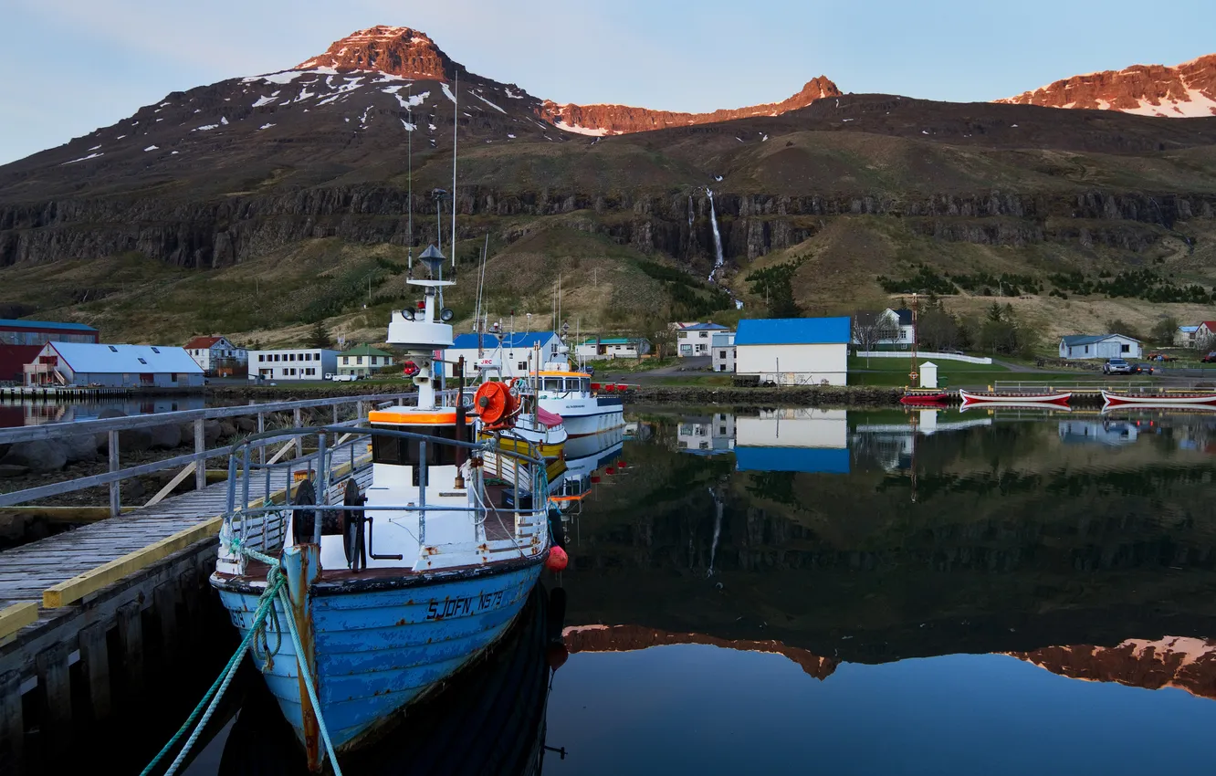 Фото обои горы, лодки, залив, Исландия, поселок