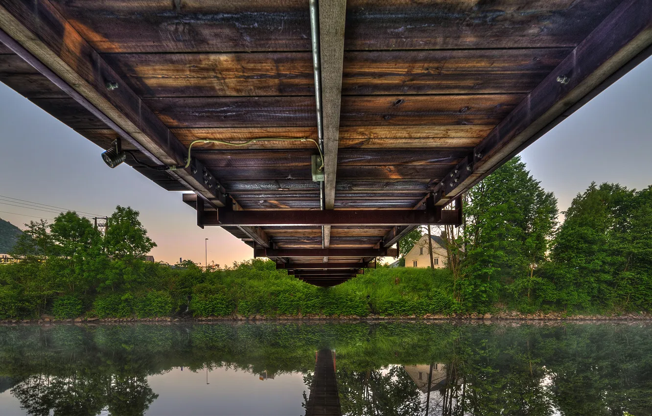Фото обои мост, отражение, река, заросли, дома, дымка