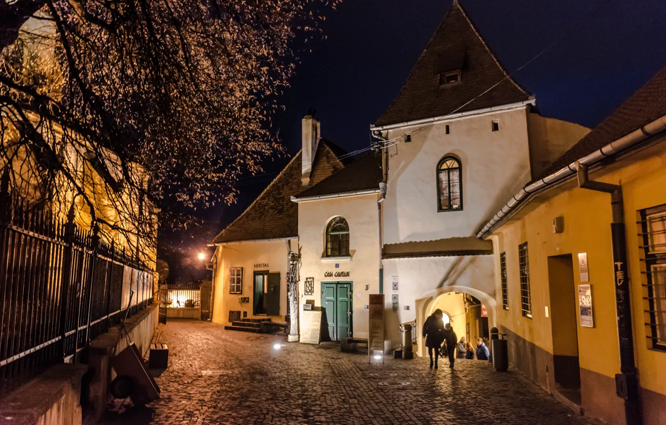 Фото обои city, light, night, old, romania, sibiu