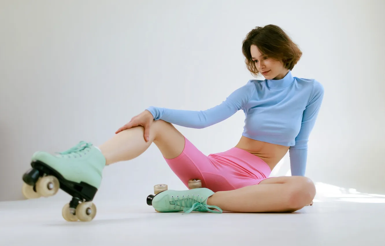 Фото обои short hair, women, roller skates, Igor Kuprianov, Irina Telicheva, blue blouse, pink clothing