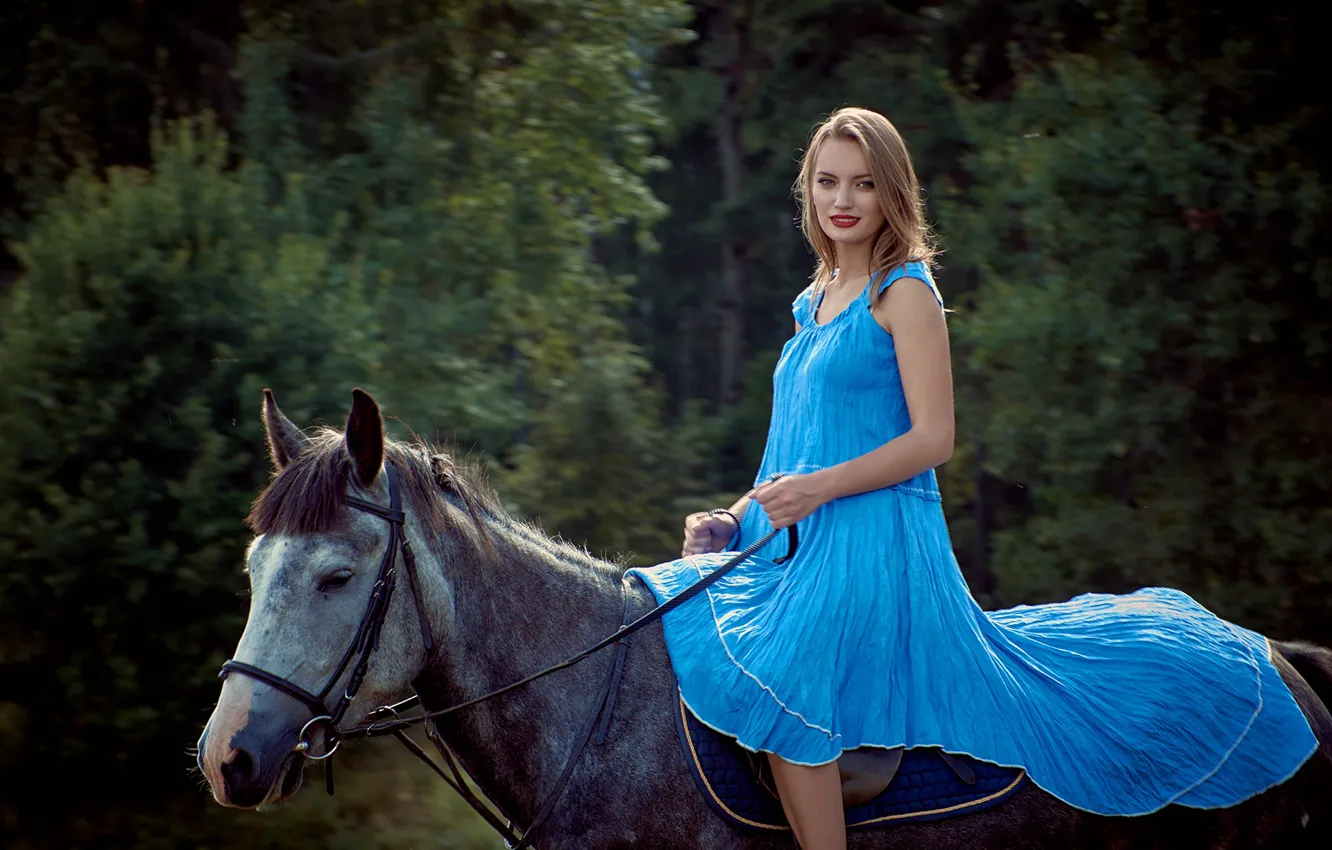 Фото обои лес, девушка, деревья, лошадь, макияж, платье, прическа, прогулка
