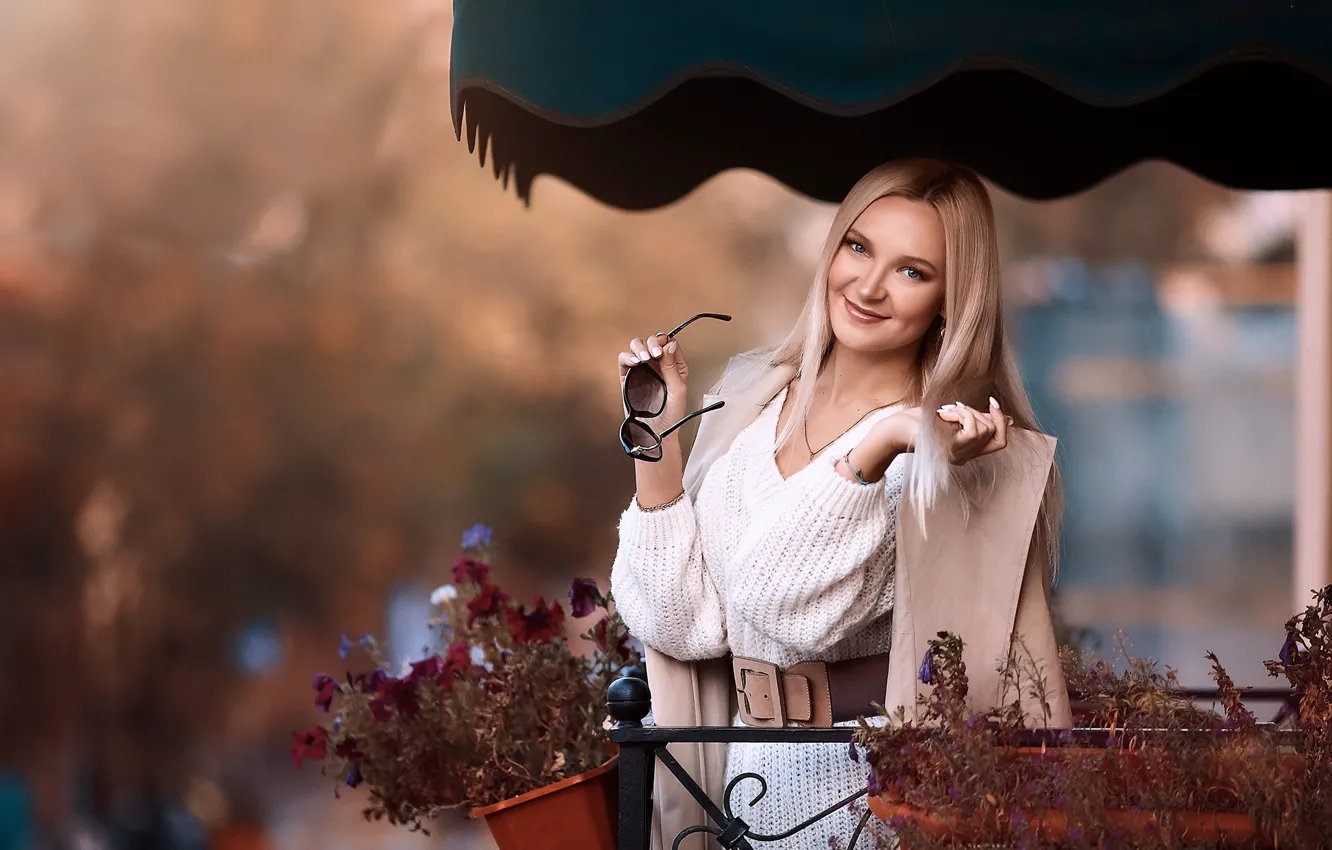 Фото обои взгляд, девушка, цветы, очки, блондинка, балкон, пальто, пуловер