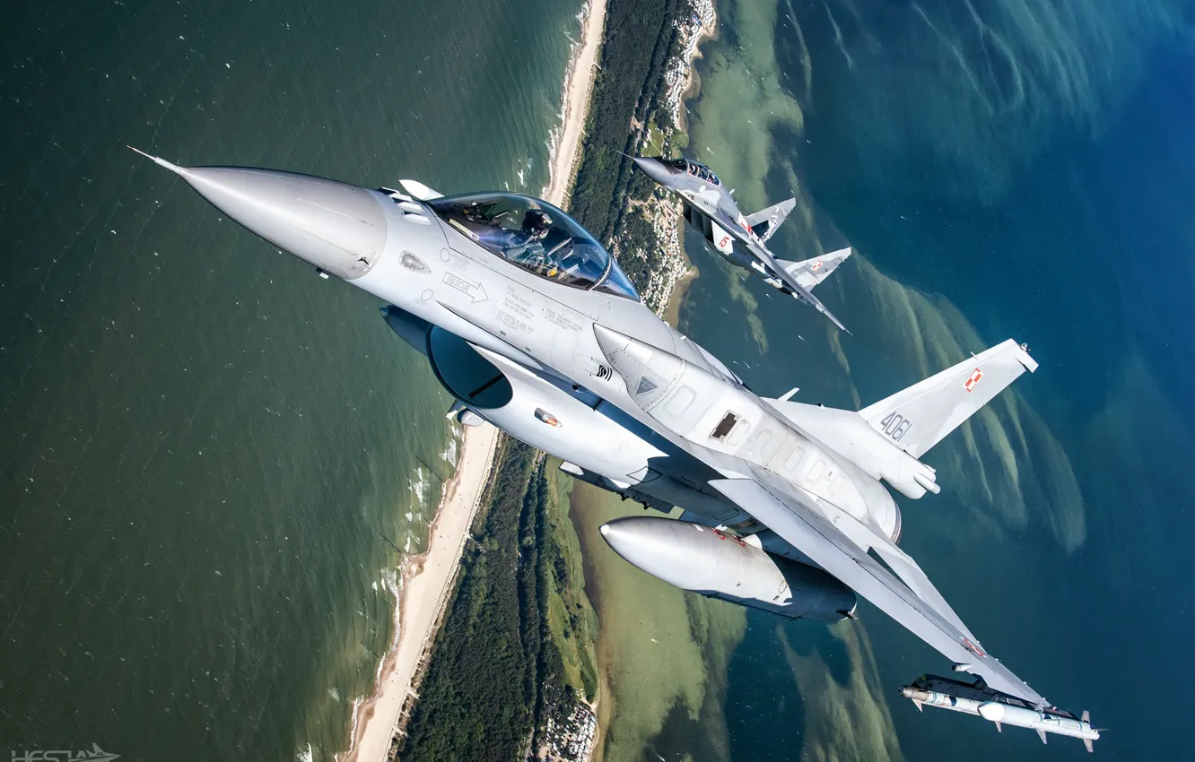 Фото обои Море, F-16, Миг-29, Пилот, F-16 Fighting Falcon, Кокпит, ВВС Польши, ИЛС