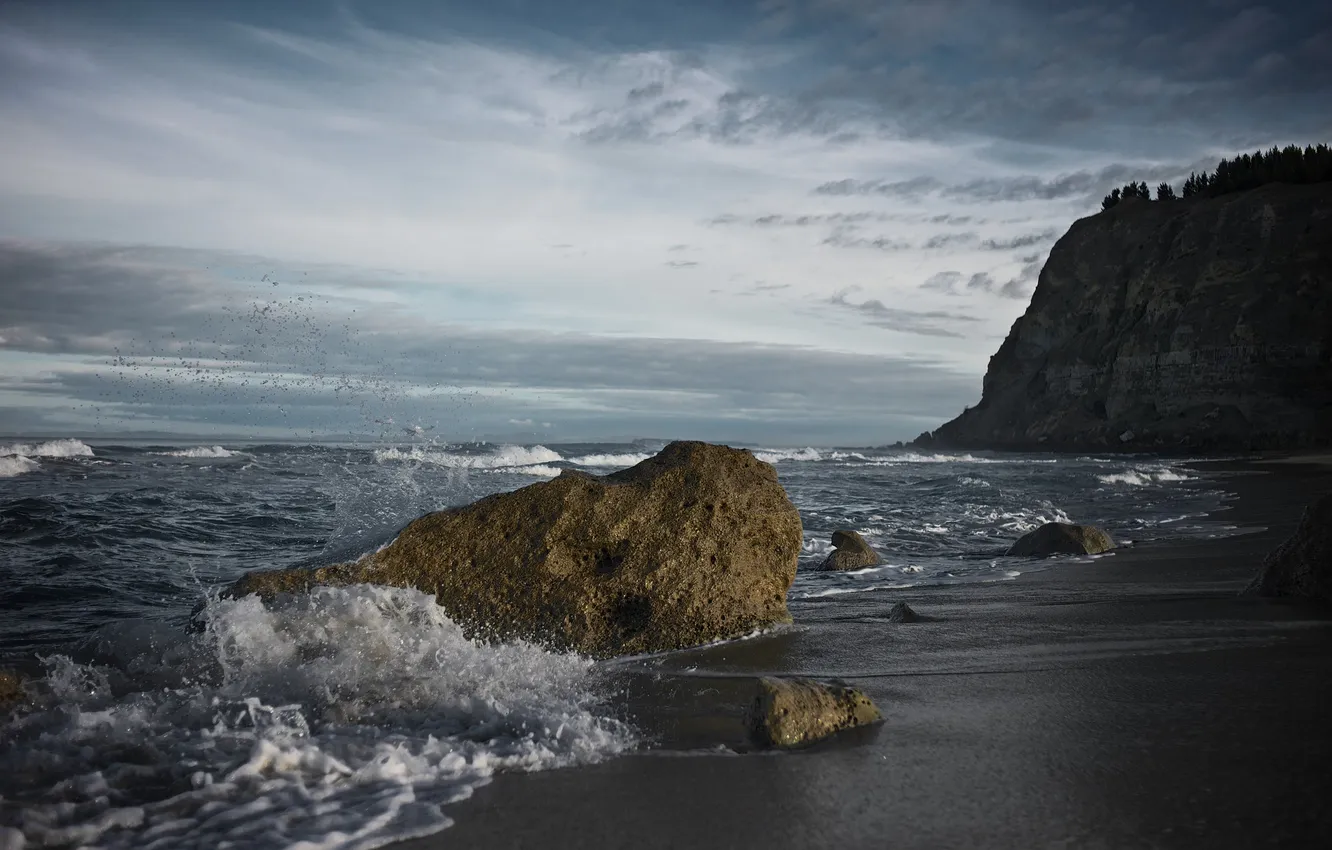 Фото обои песок, волны, небо, вода, брызги, камни, берег