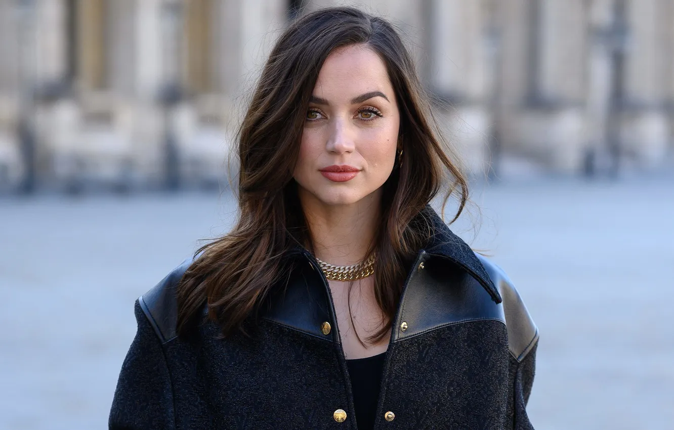 Фото обои взгляд, макияж, актриса, украшение, hair, Ana de Armas, Ана де Армас, фон улица