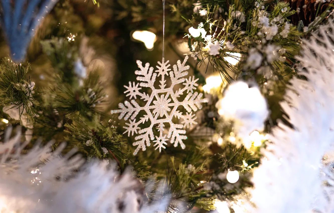 Фото обои зима, снег, ветки, огни, праздник, игрушки, Рождество, Новый год
