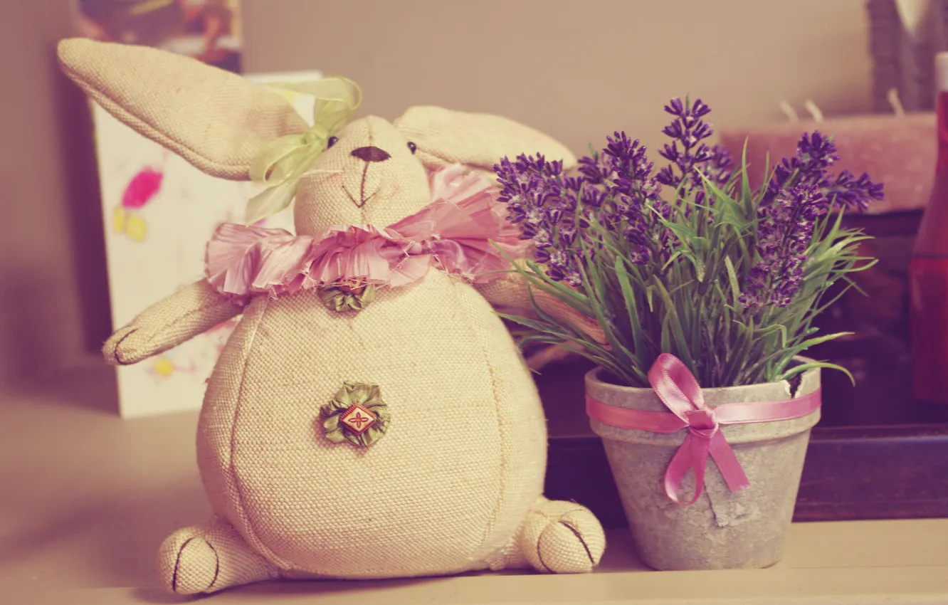Фото обои цветы, игрушка, заяц, горшок, бант