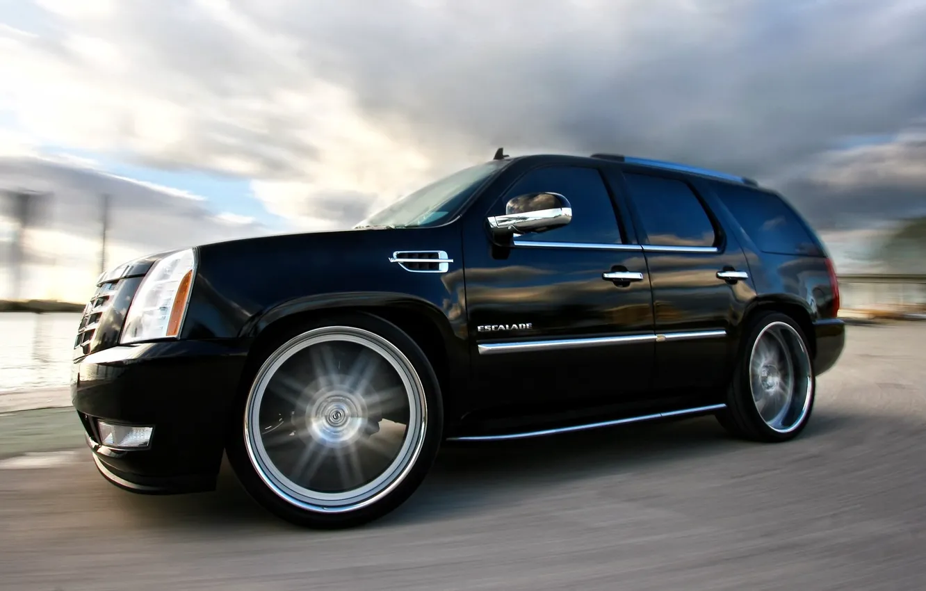 Фото обои Cadillac, Черный, Колеса, Машина, Тюнинг, Скорость, Поворот, Car