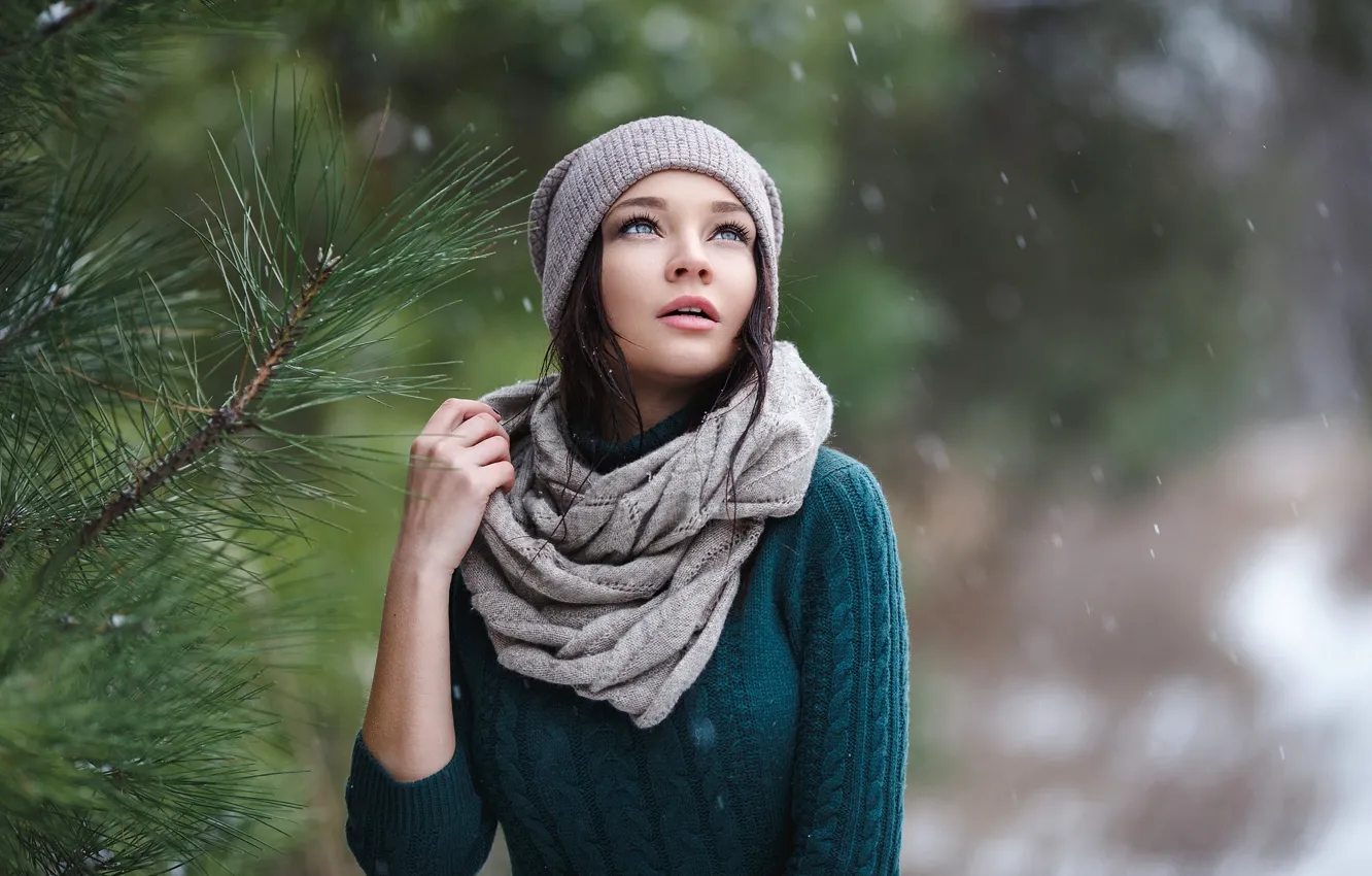 Фото обои взгляд, девушка, дерево, елка, шапочка, первый снег, Denis Petrov, Angelina Petrova