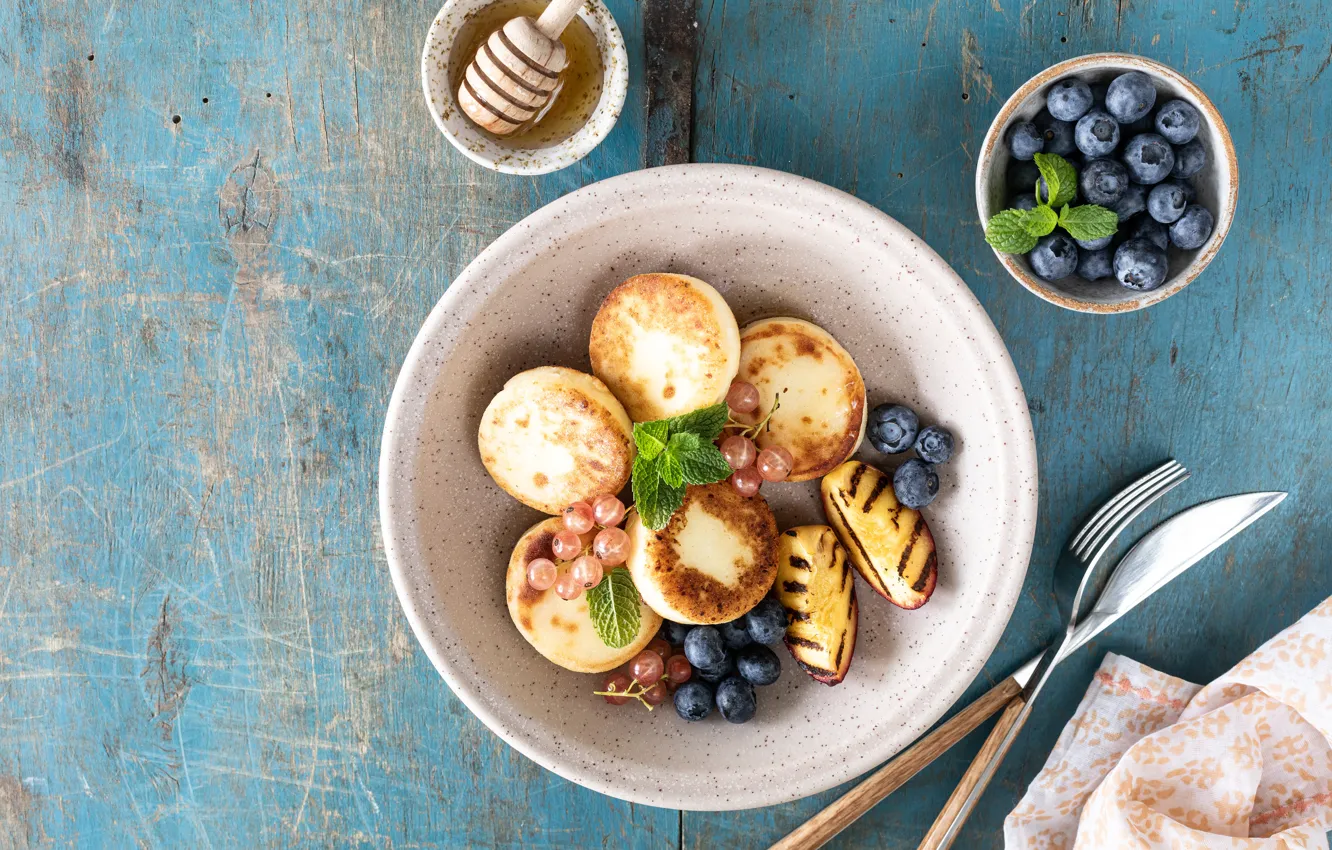 Фото обои ягоды, стол, доски, полотенце, черника, мед, нож, миска