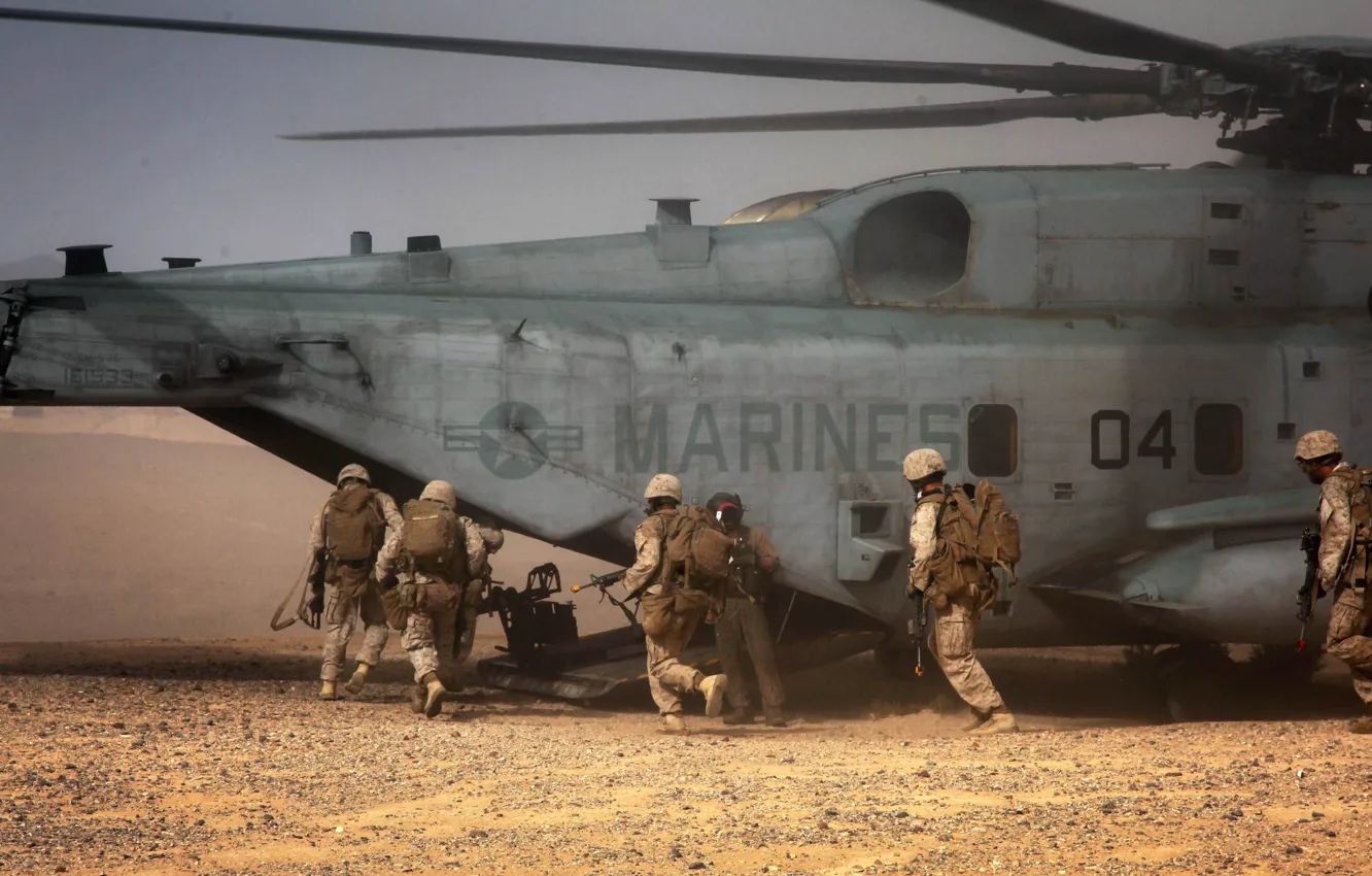 Фото обои пустыня, солдаты, вертолёт, военный, Sikorsky, транспортный, тяжёлый, морская пехота