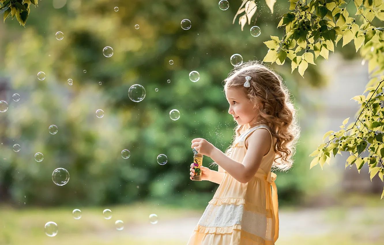 Фото обои лето, листья, ветки, природа, игра, мыльные пузыри, девочка, ребёнок
