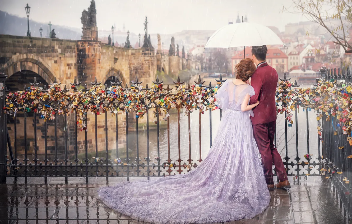 Фото обои мост, город, зонтик, дождь, пара, влюбленных