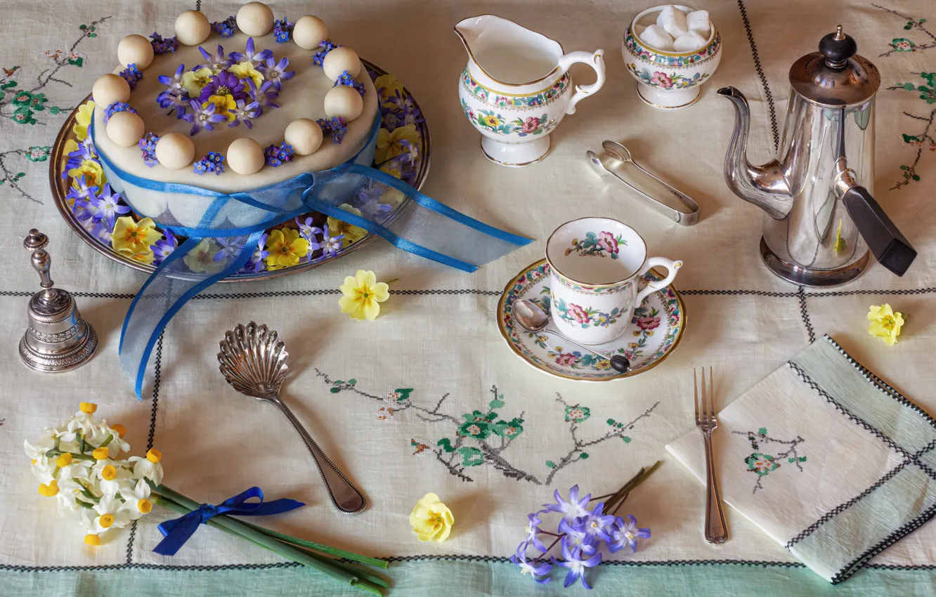 Фото обои цветы, стол, лента, чашка, торт, посуда, сахар, скатерть