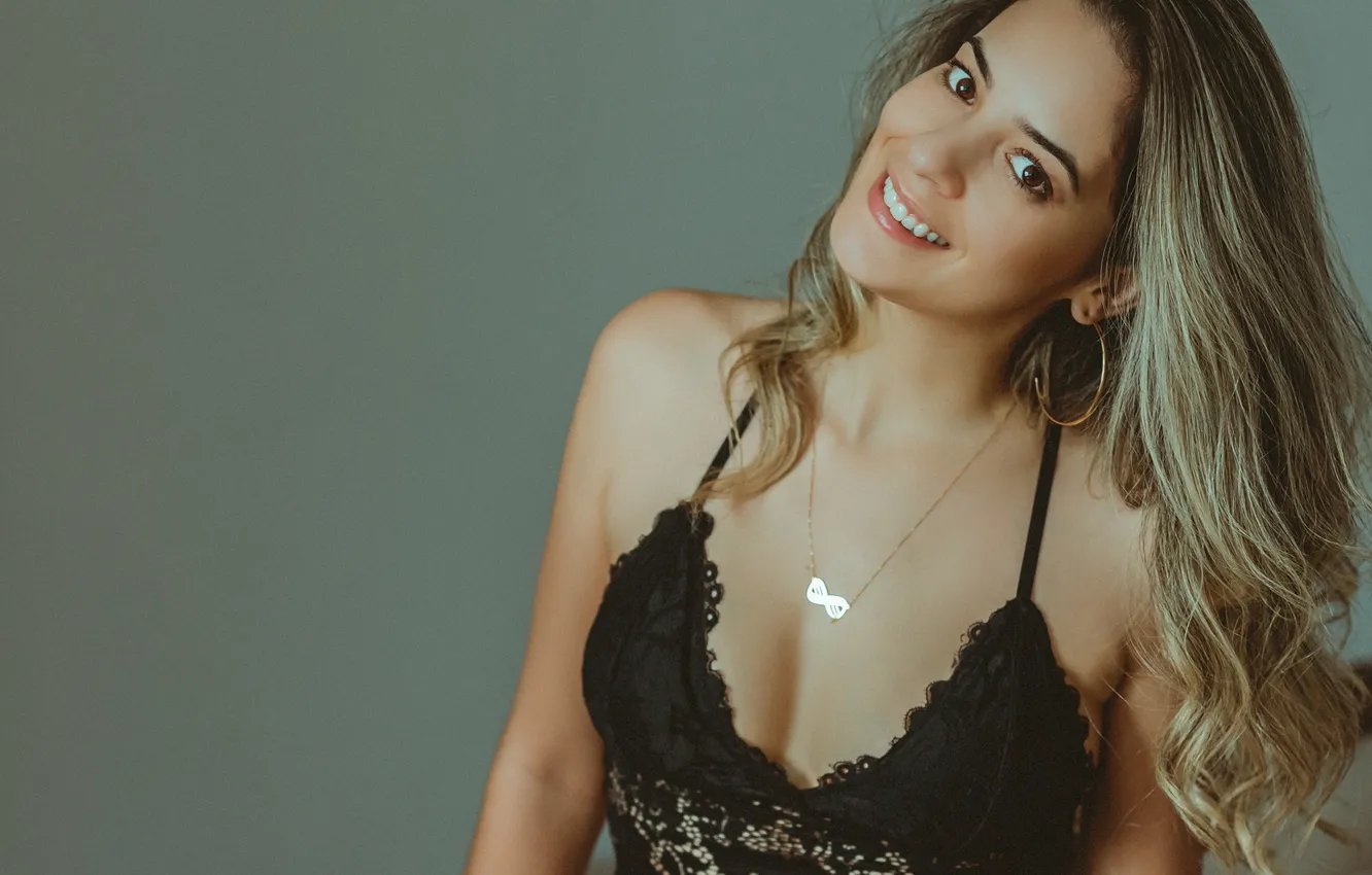 Фото обои girl, hot, sexy, eyes, smile, beautiful, model, lips
