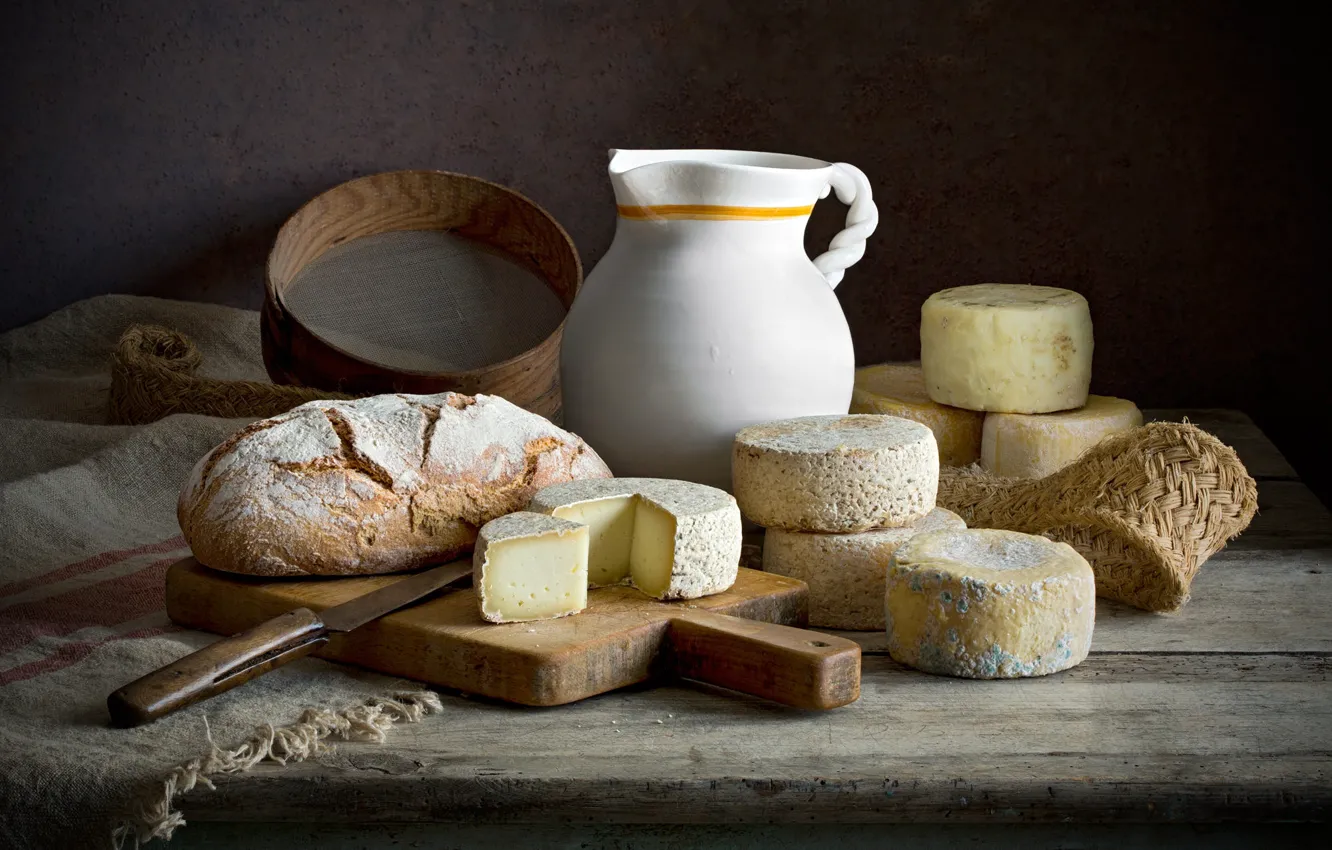 Фото обои темный фон, еда, сыр, хлеб, посуда, кувшин, натюрморт, композиция