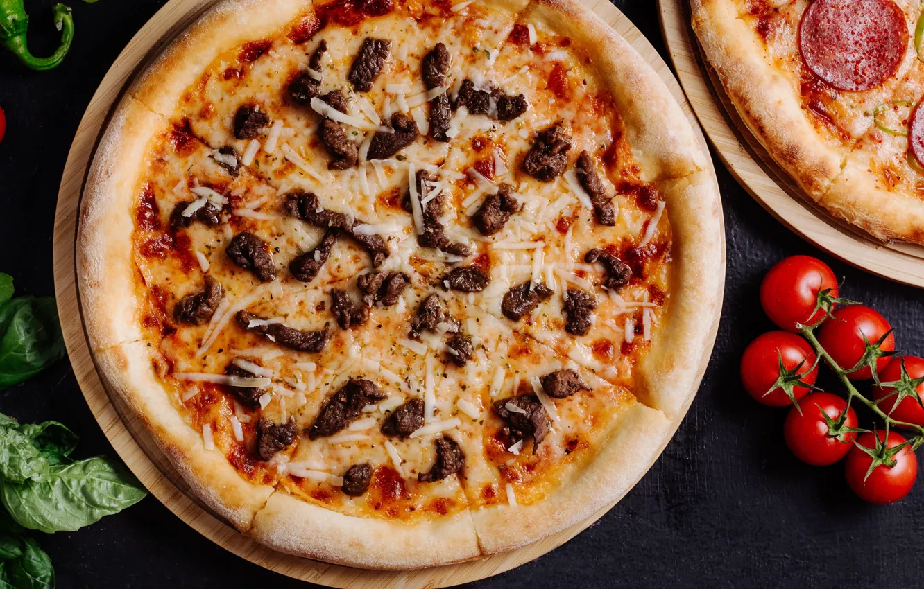 Фото обои сыр, мясо, пицца, томаты, выпечка, pizza, тесто, салями