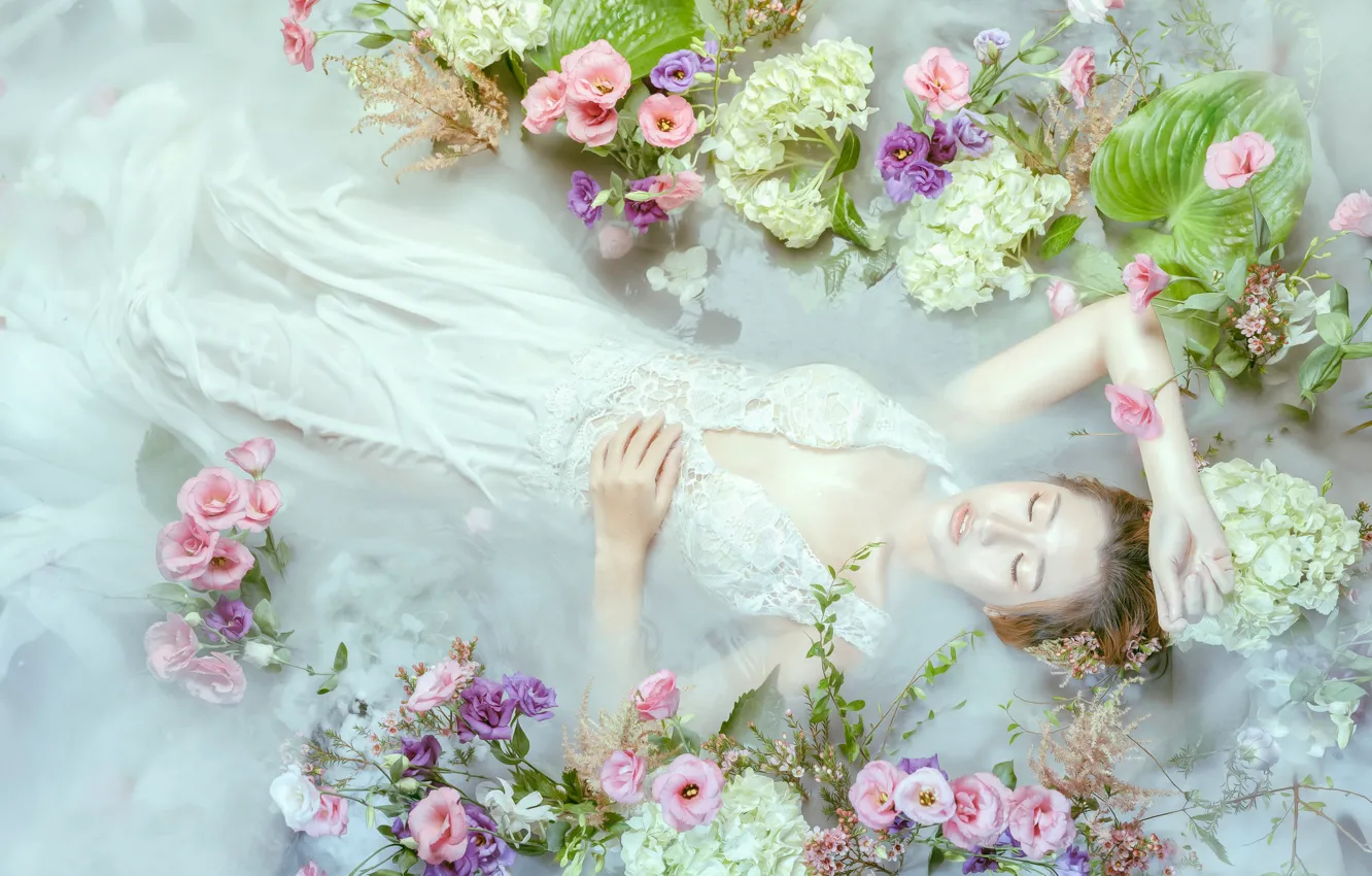 Фото обои вода, девушка, цветы, поза, настроение, руки, азиатка