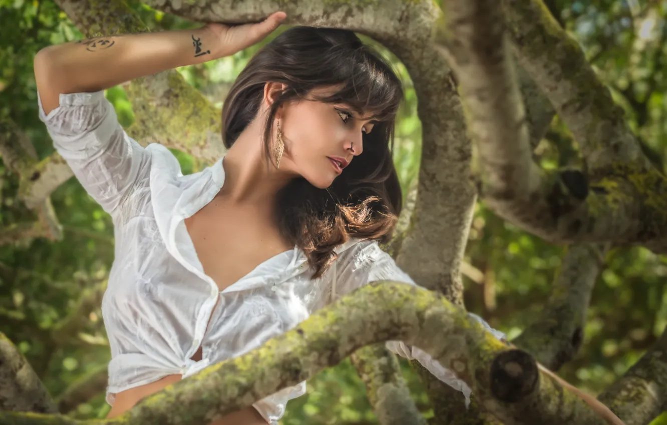 Фото обои девушка, украшения, ветки, природа, поза, дерево, серьги, макияж