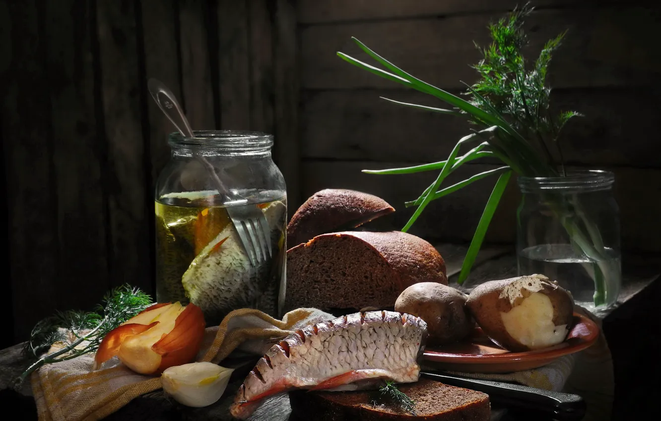 Фото обои зелень, доски, рыба, лук, укроп, тарелка, хлеб, банки