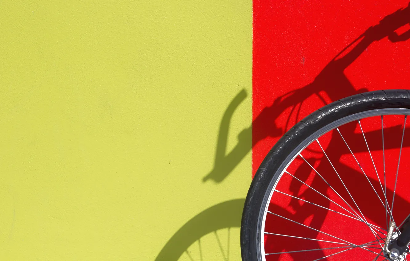 Фото обои красный, велосипед, жёлтый, стена, тень, колесо