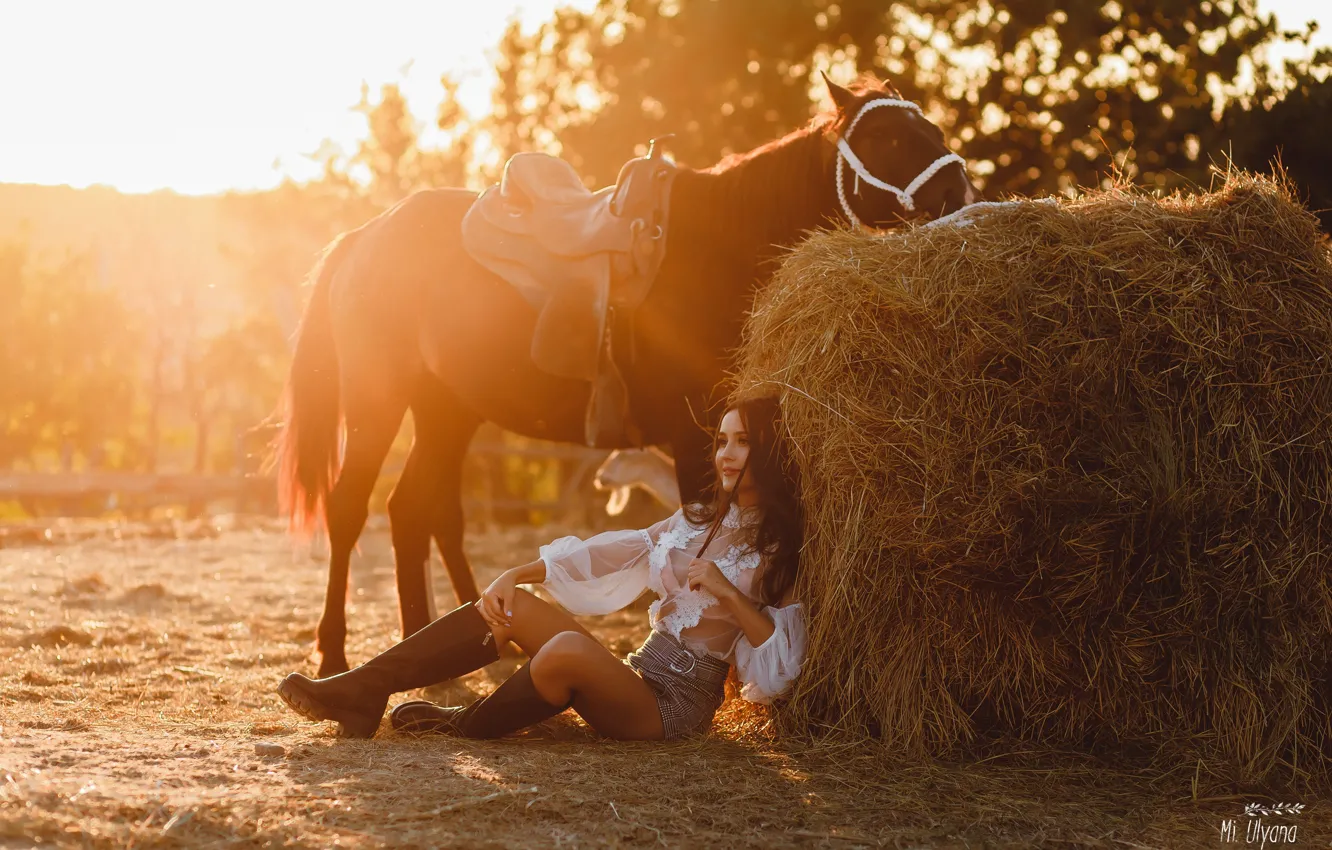 Фото обои девушка, поза, конь, лошадь, сапоги, сено, кипа, Ульяна Мизинова