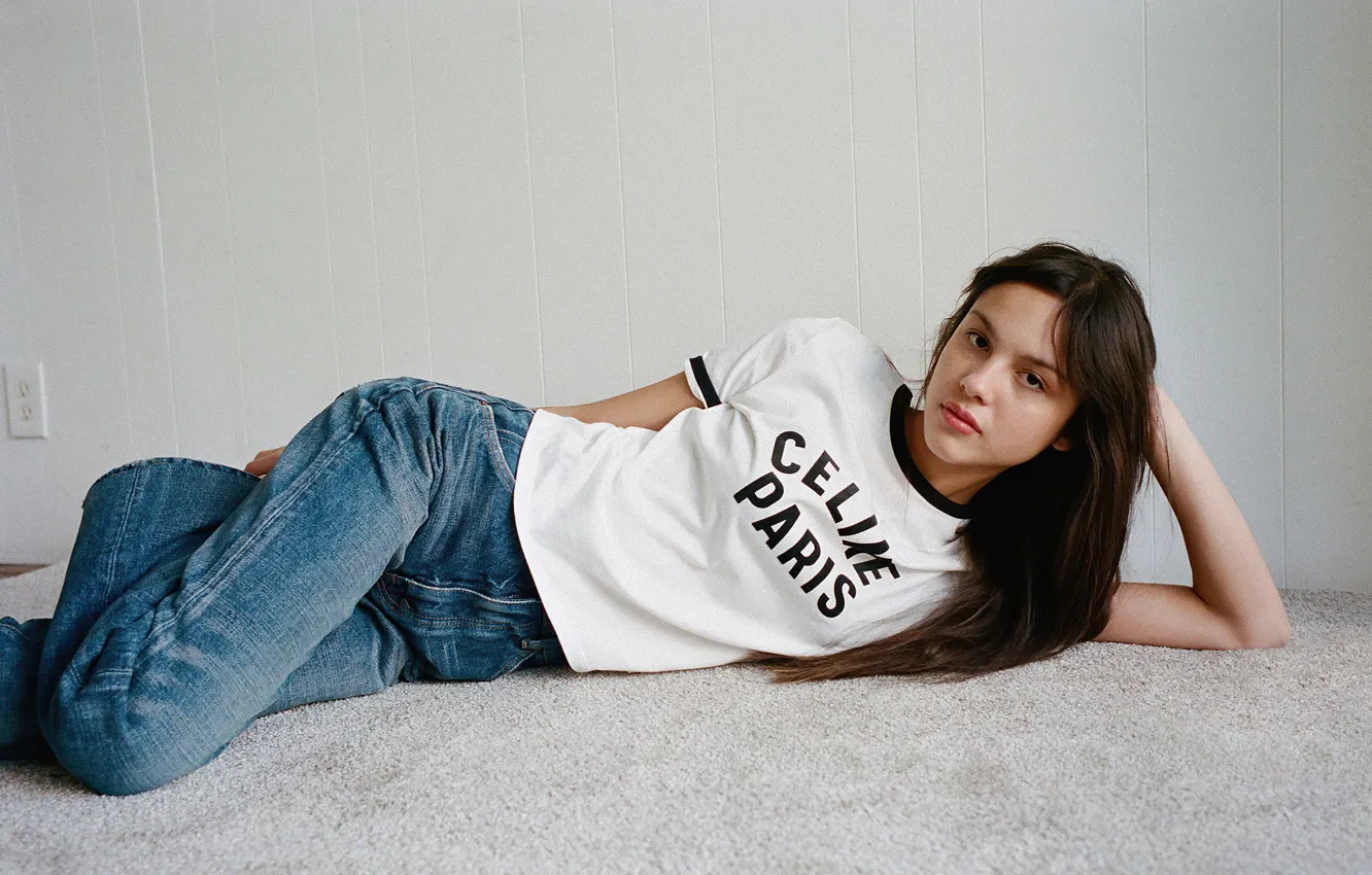 Фото обои взгляд, девушка, комната, джинсы, на полу, Olivia Rodrigo