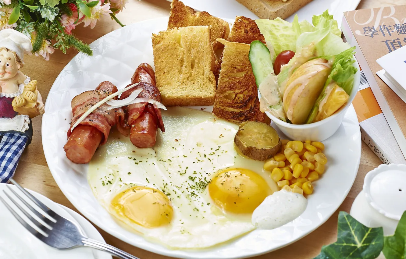 Фото обои сосиски, кукуруза, завтрак, яичница, бекон, салат, картофель, тост