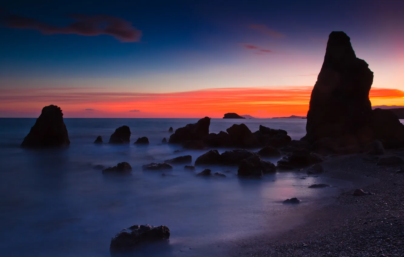Фото обои море, пляж, камни, скалы, рассвет