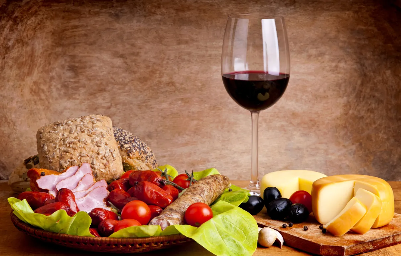 Фото обои вино, сыр, оливки, колбаса, булочки, ветчина