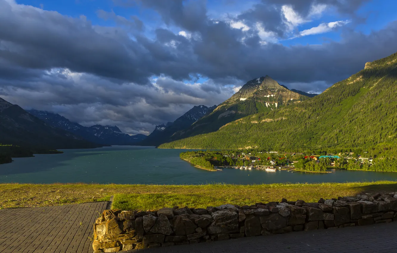 Фото обои горы, озеро, берег, Канада, городок, леса, Waterton Lakes National Park