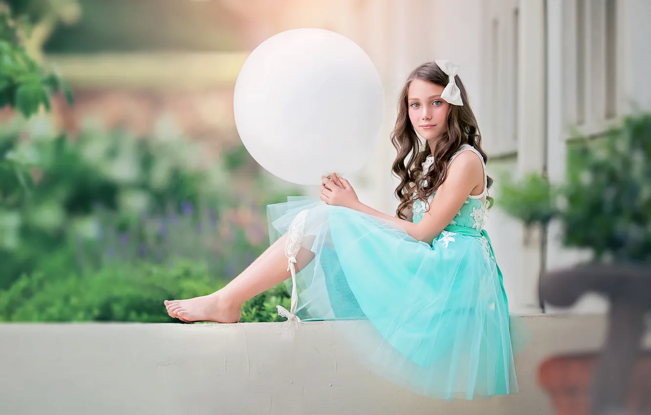 Фото обои взгляд, воздушный шар, настроение, босиком, шарик, платье, девочка