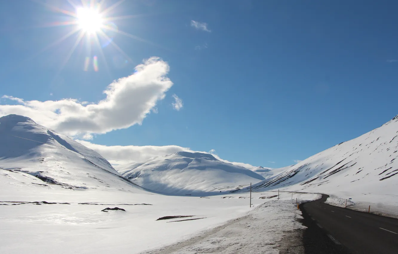 Фото обои дорога, солнце, снег, холмы