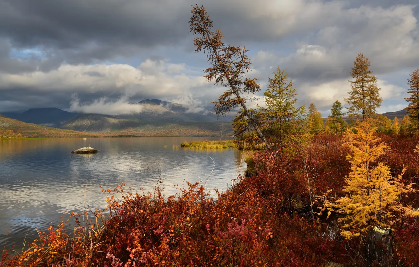 Фото обои осень, облака, пейзаж, горы, природа, озеро, Колыма, Максим Евдокимов