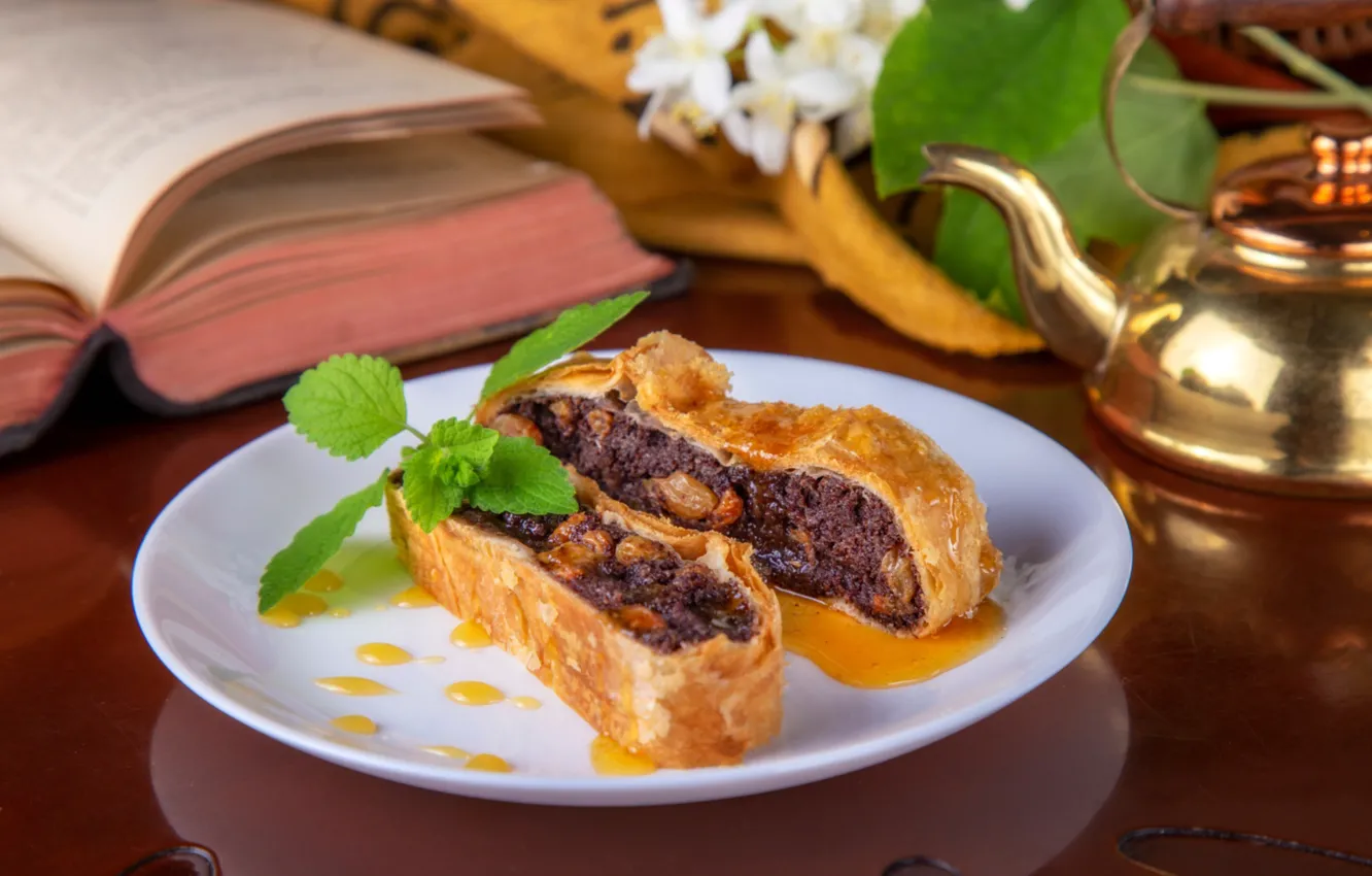 Фото обои чайник, книга, мята, начинка, штрудель