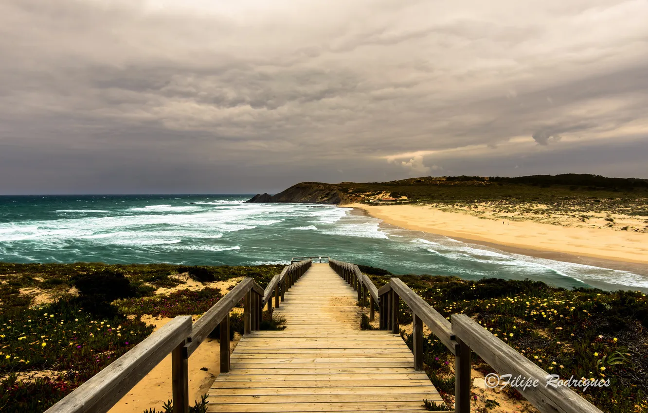 Фото обои море, волны, пляж, тучи, спуск, лестница, Filipe Rodrigues