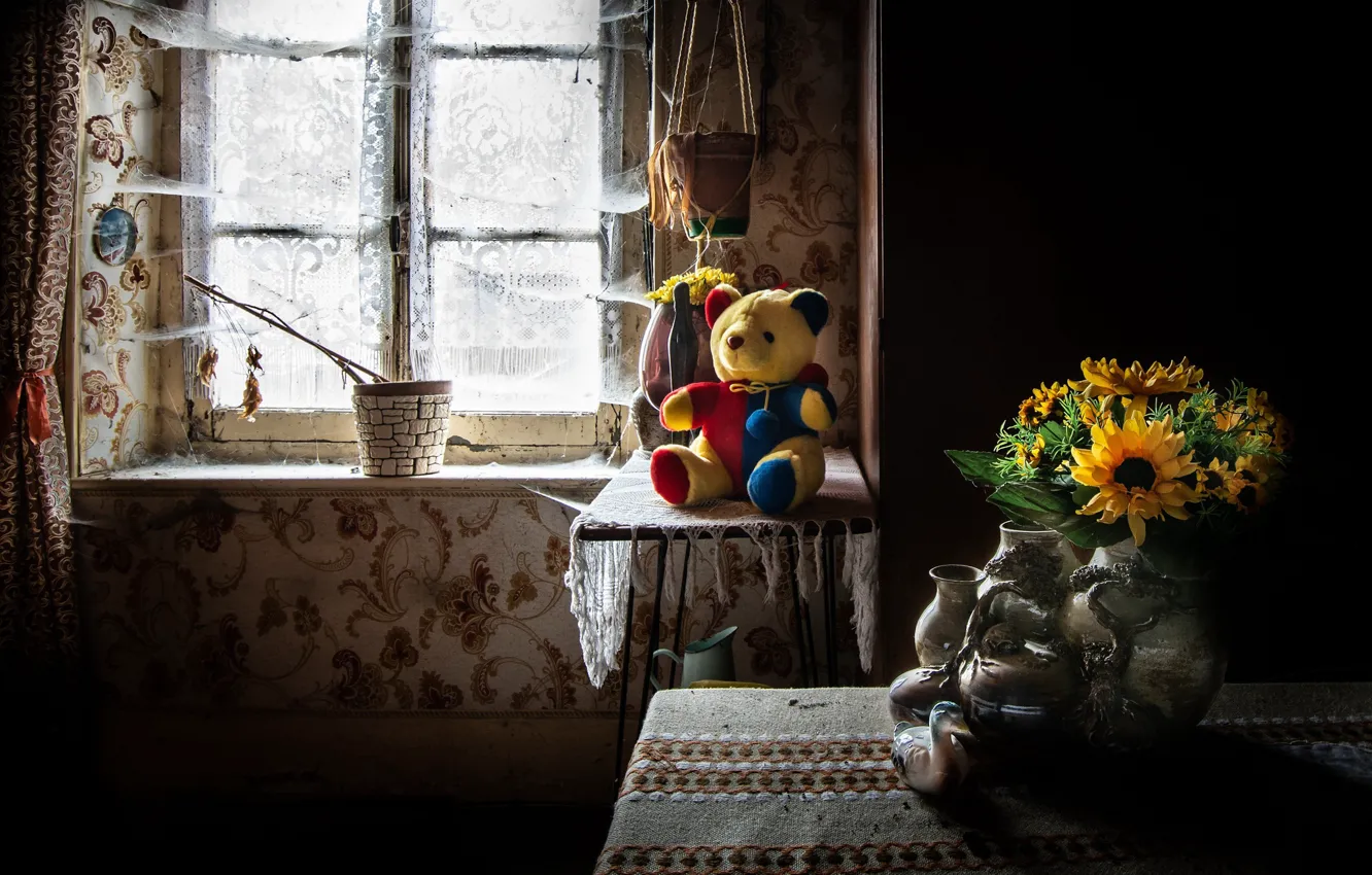 Фото обои цветы, окно, мишка