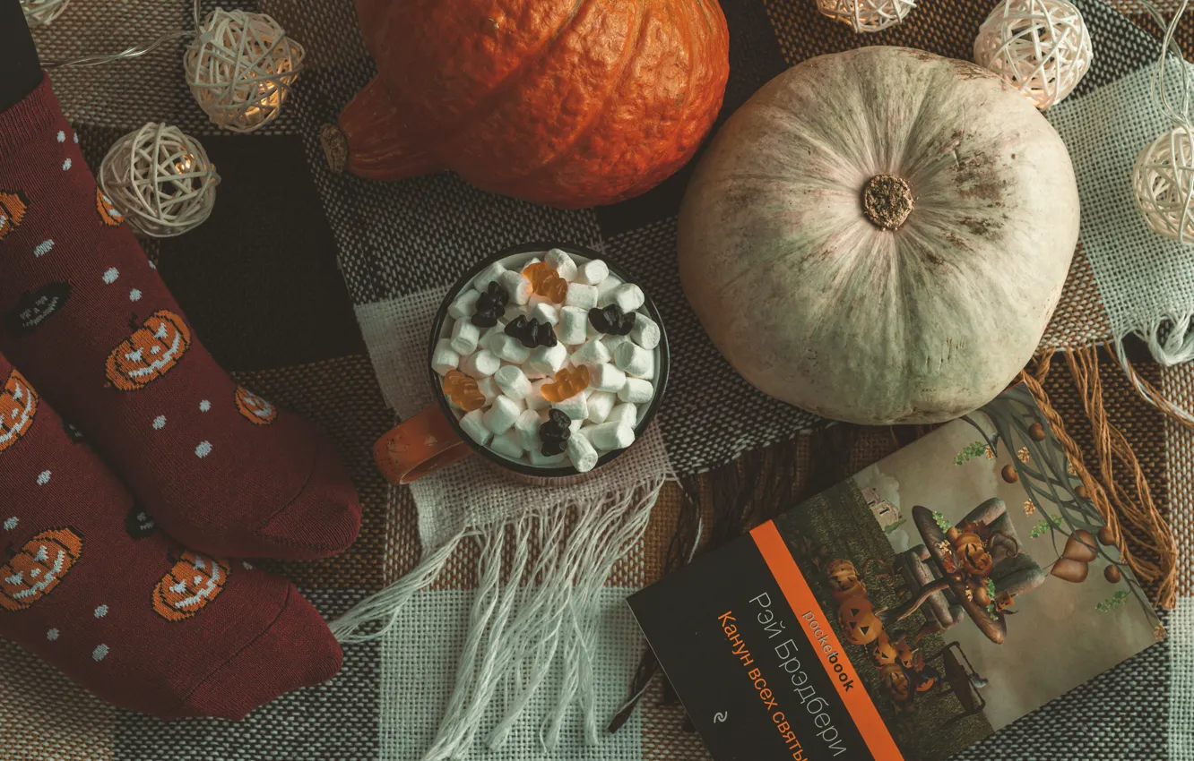 Фото обои осень, уют, праздник, ноги, клетка, конфеты, кружка, тыквы