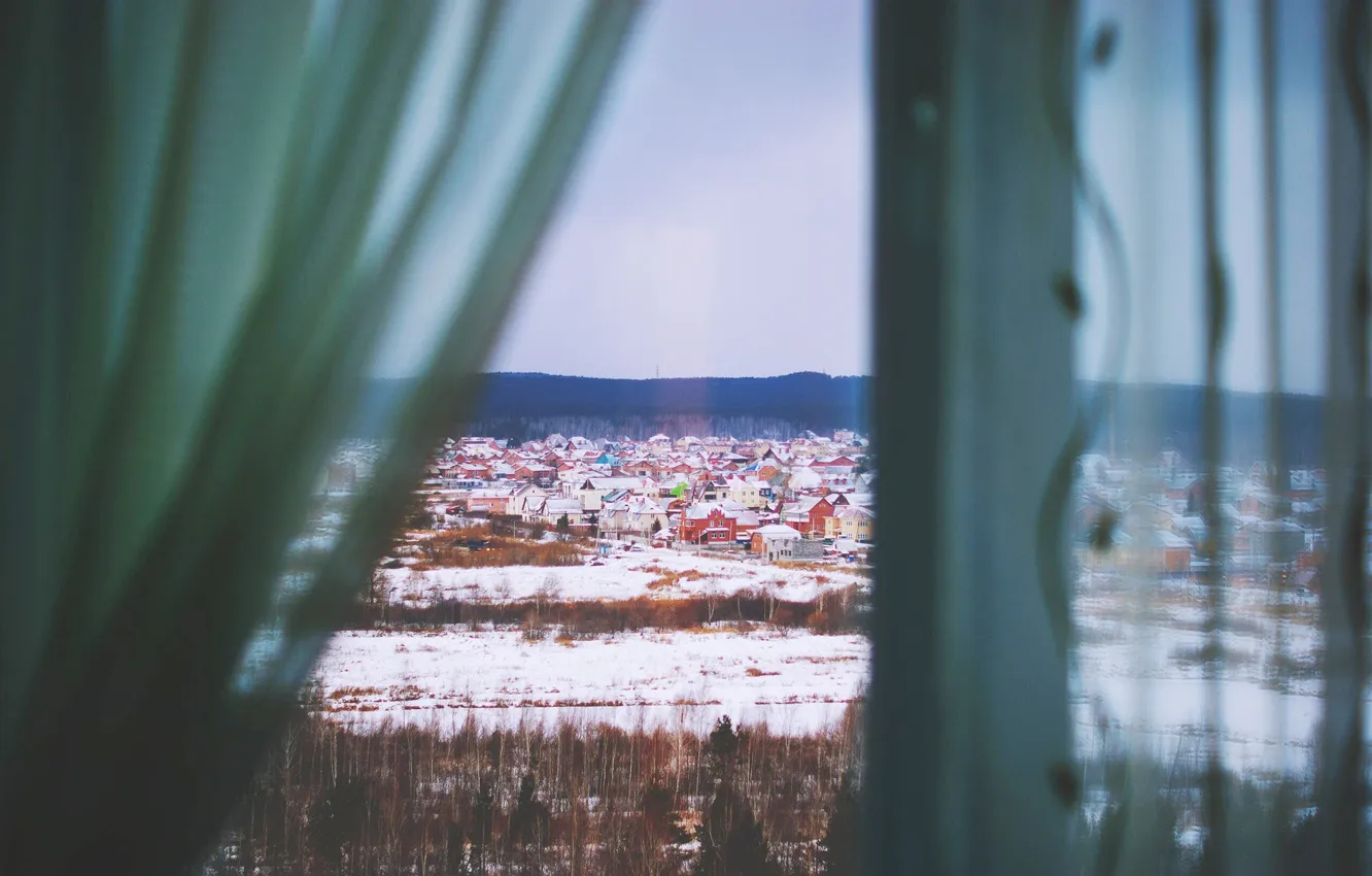 Фото обои зима, улица, дома, окно, шторы, шторки