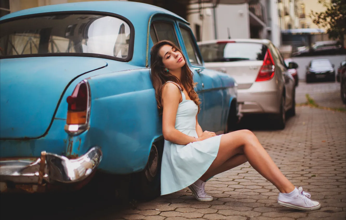 Фото обои авто, девушка, машины, улица, кеды, платье, брюнетка, ножки