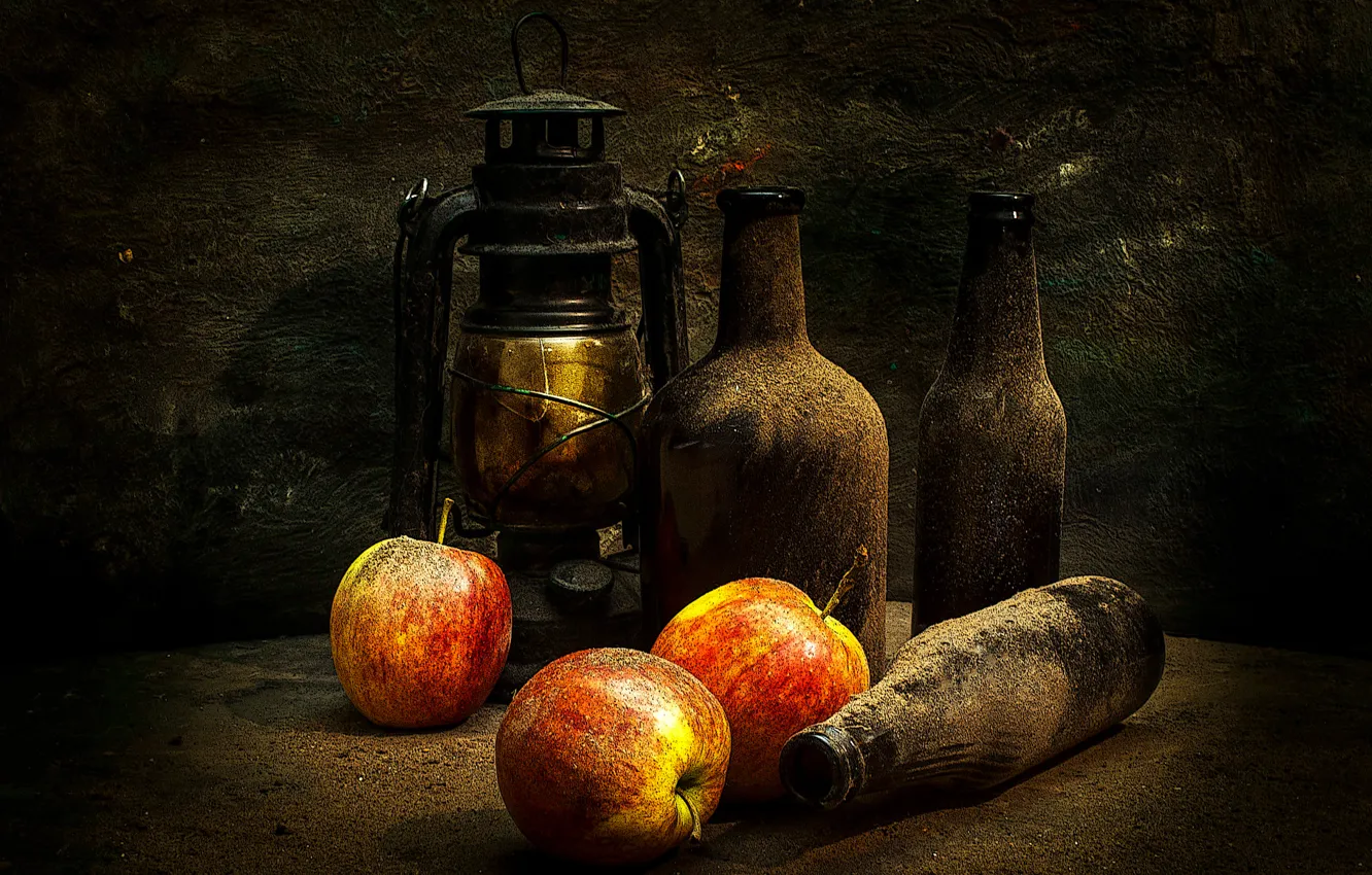 Фото обои яблоки, лампа, пыль, бутылки, The passage of time