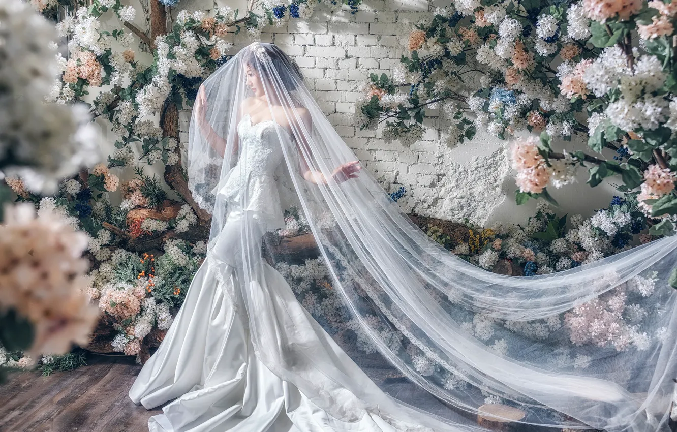 Фото обои цветы, поза, стиль, модель, азиатка, невеста, фата, свадебное платье