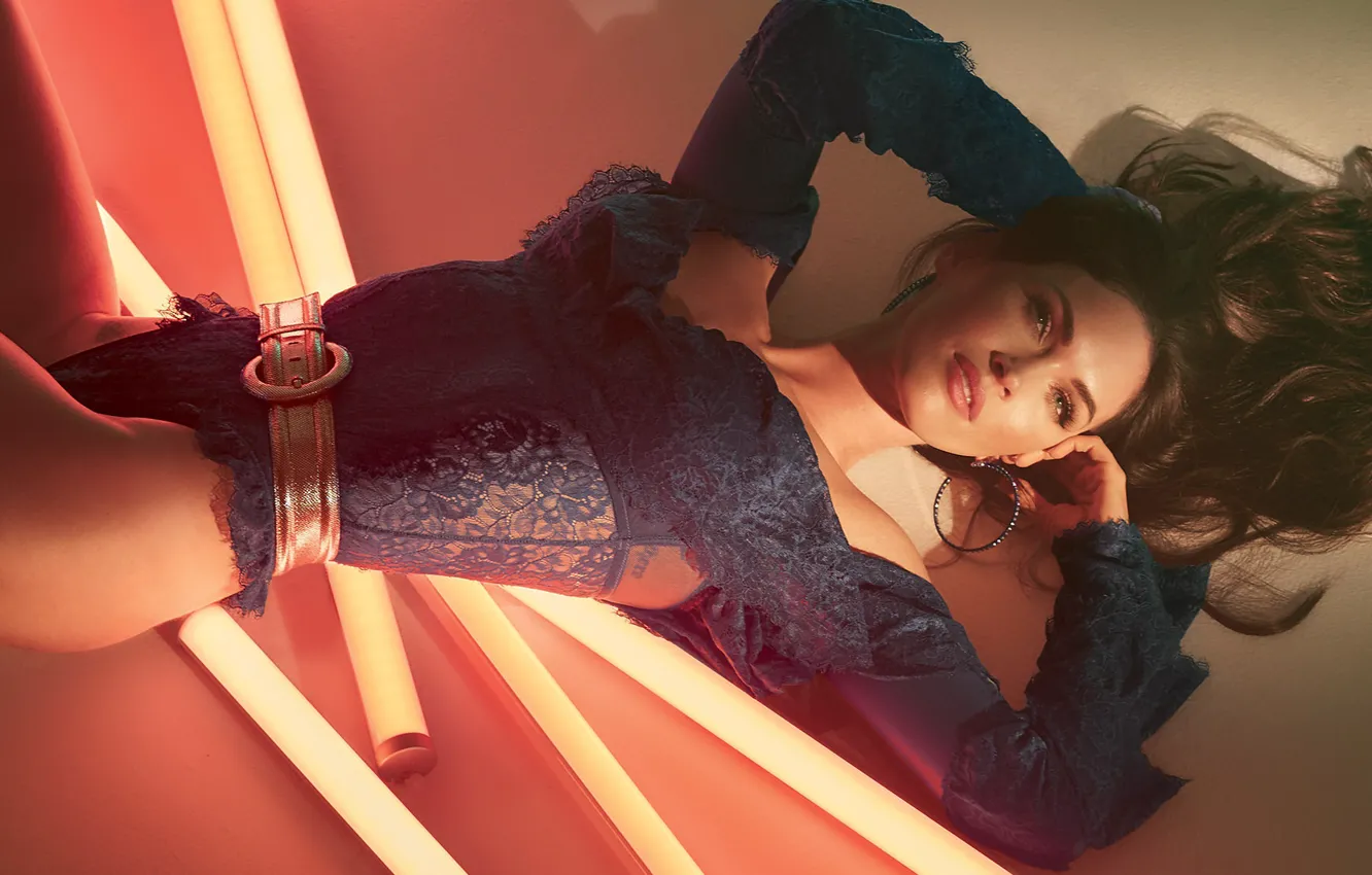 Фото обои девушка, Меган Фокс, Megan Fox, лампы, актриса, лежит, шатенка