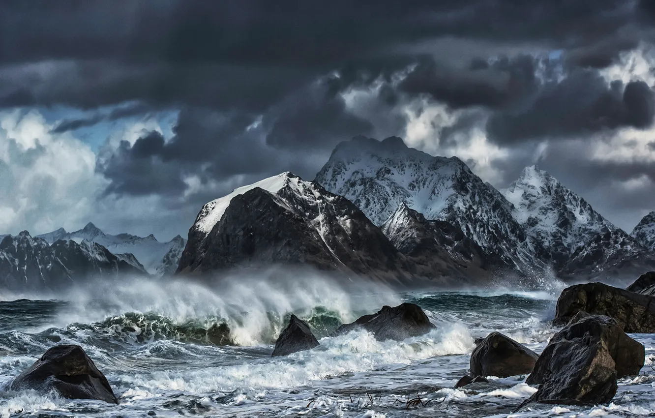 Фото обои море, волны, горы, брызги, тучи, шторм, камни, скалы