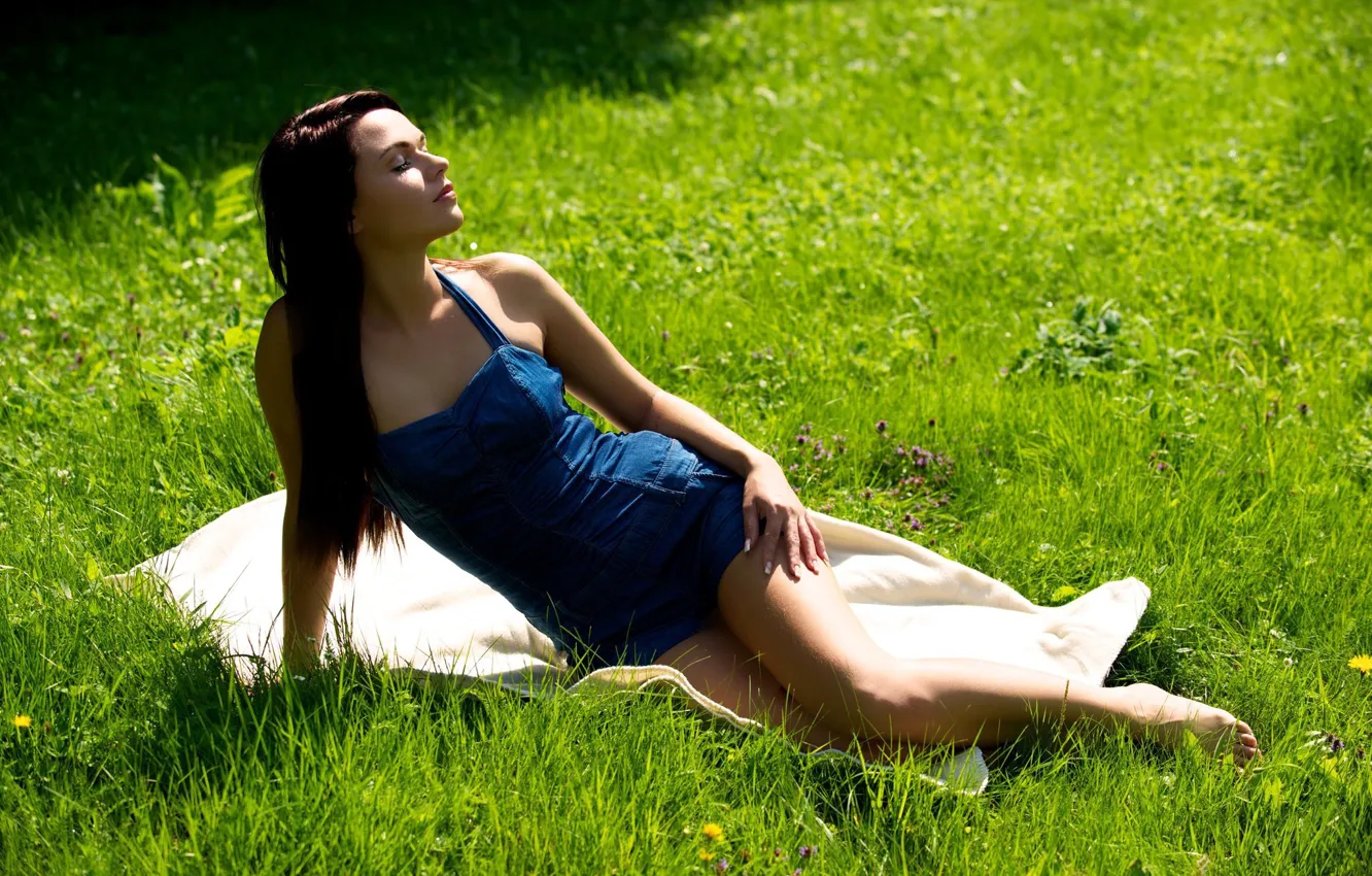 Фото обои трава, девушка, солнце, поза, волосы, красивая, сарафан