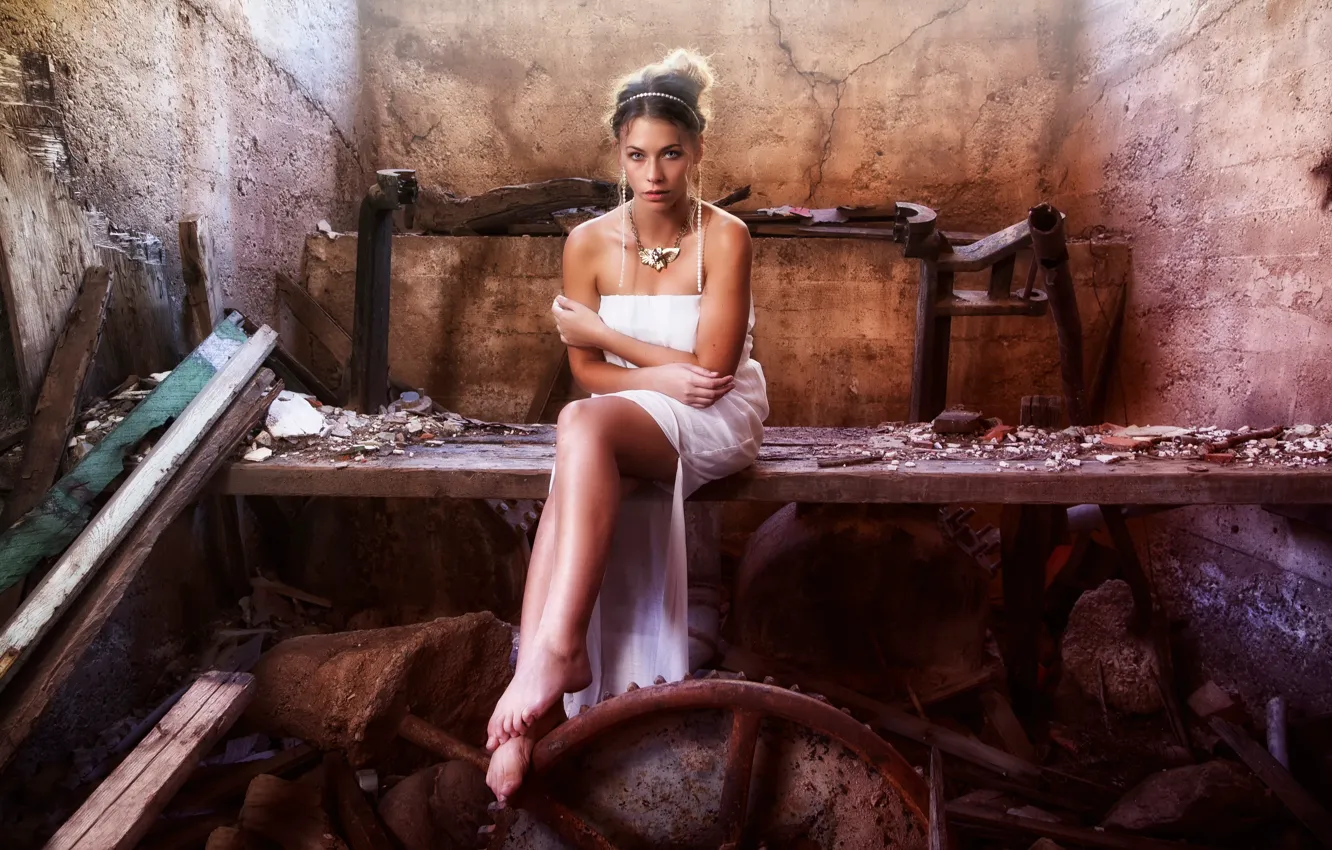 Фото обои девушка, платье, разруха, заброшенное здание, хлам, элегантность