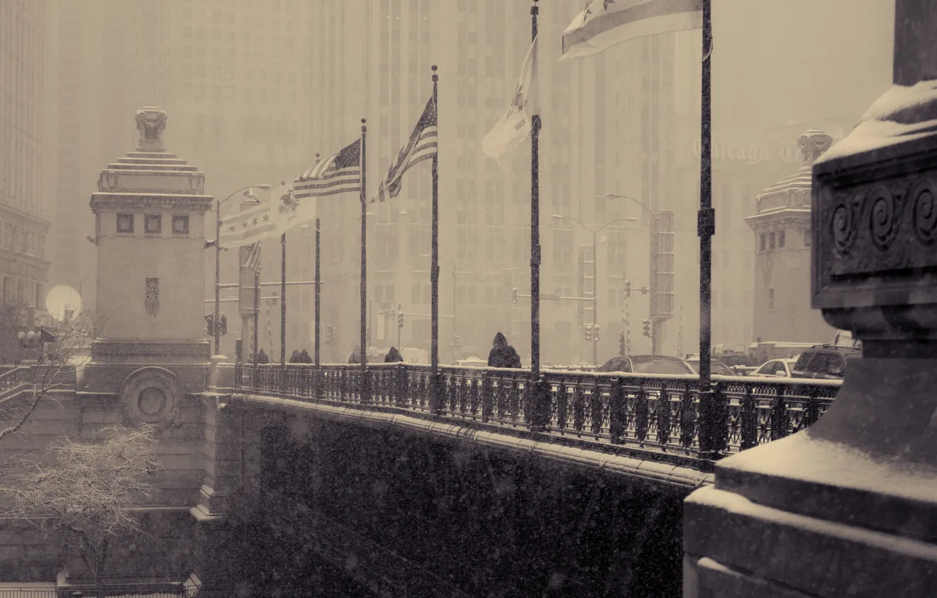 Фото обои зима, снег, мост, люди, здания, Чикаго, метель, Chicago